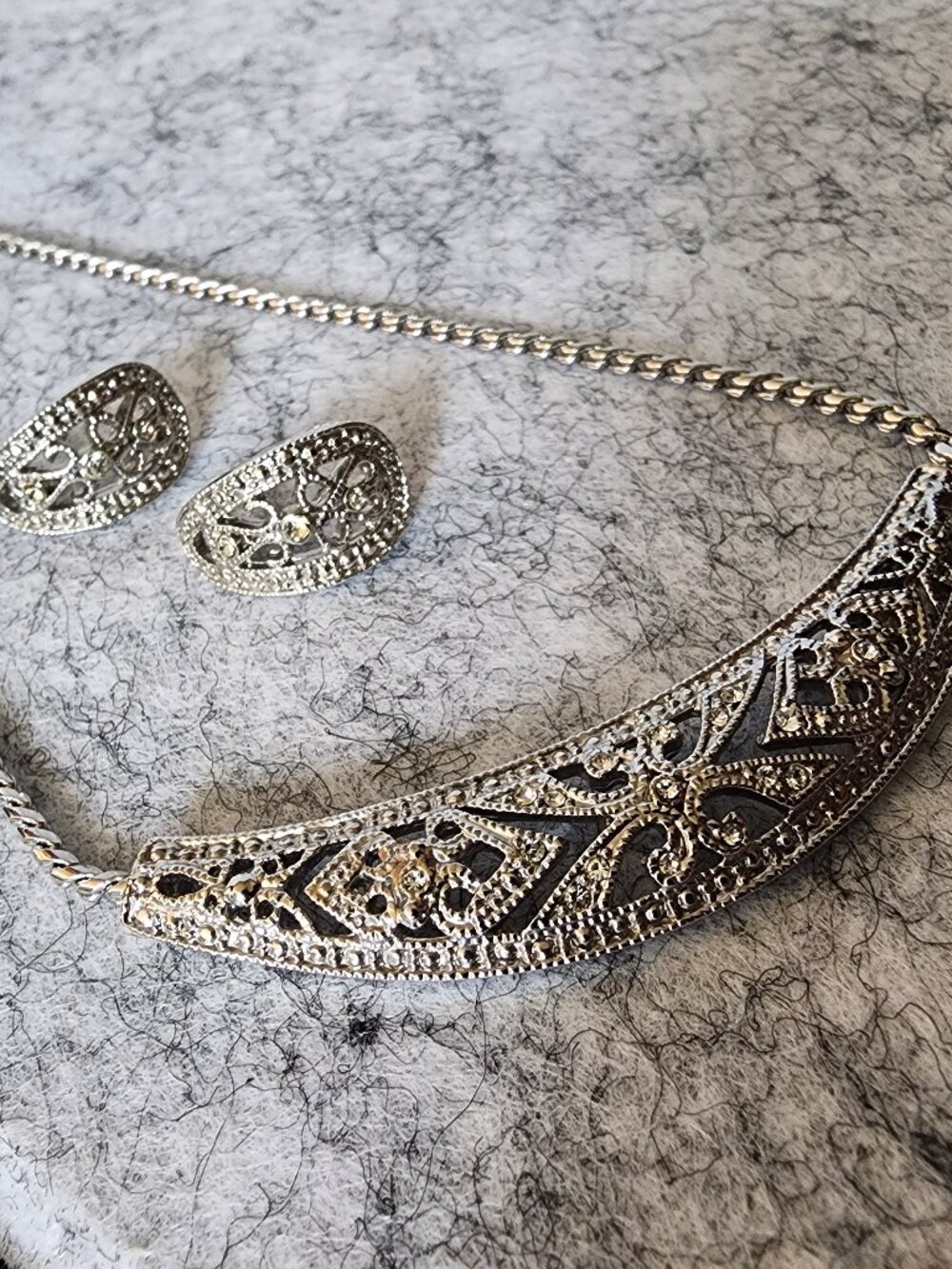 Silver Tone Filigree Rhinestone Collar Necklace & Stud Earrings Set